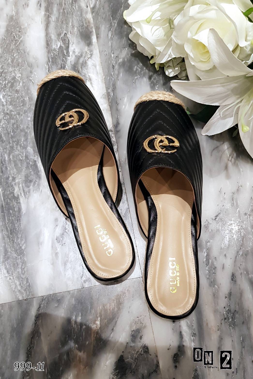 chevron shoes คัชชูเปิดหลังหนังปั้มแบรนด์กุชชี่ หน้าติดโลโก้ หนังPuแต่งลาย chevron ซอฟในนุ่มใส่สบาย พื้นปั้มคะ มา 2 สี