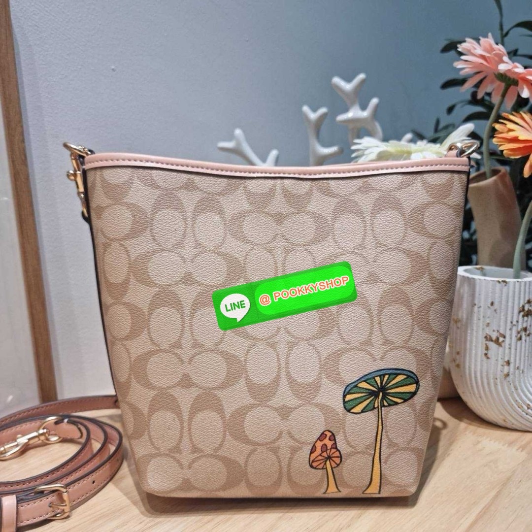 🔆 Model COACH CU394 COACH x OBSERVED BY US CITY BUCKET BAG IN SIGNATURE CANVAS 🔆 Details ใหม่! กระเป๋าสะพายทรงบัคเก็ต ดีไซน์รูปทรงคลาสสิค อินกับกระแสสุดๆ ตกแต่งลวดลายให้น่าใช้ขึ้น และยังมีกระดุมแม่เหล็กปิดปากกันของหล่น มาพร้อมสายสะพายถึง 2