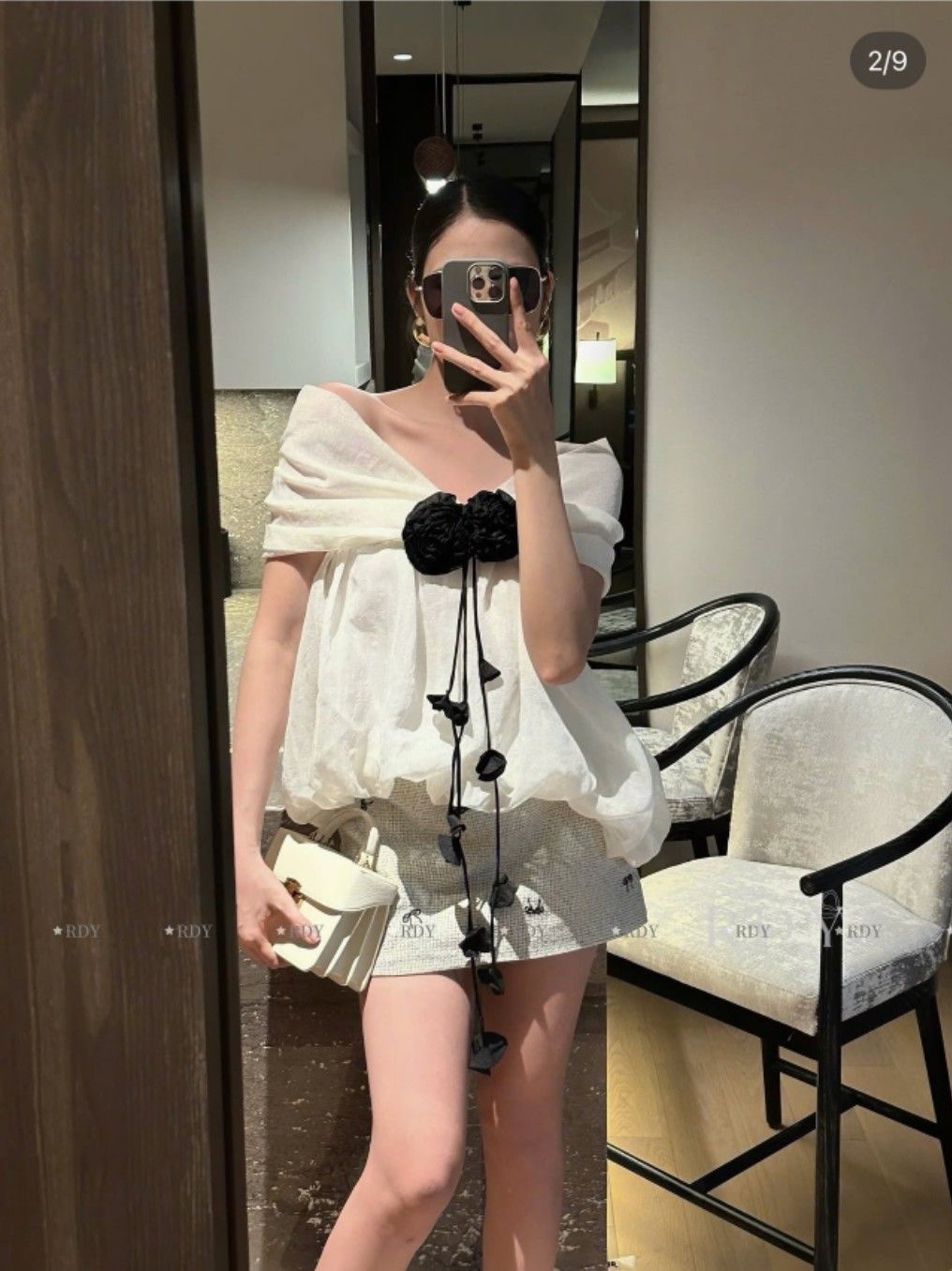 ชุดเซทแฟชั่น เซ็ตเสื้อเกาะทรงบอลลูน มาพร้อม accessories ดอกไม้สีดำประดับชุดดูมีดีเทล