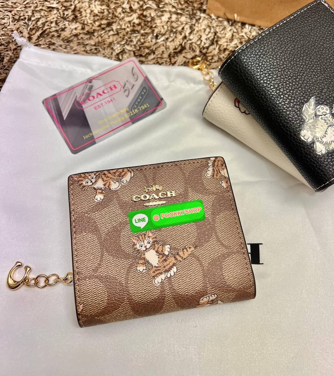 COACH SNAP WALLET ((cc472//cc920//cc922)) 🌍พร้อมส่ง ใหม่ล่าสุด สุดคิ้วว ห้ามพลาดก่อนหมดค่ะ! ✔️กระเป๋าเงินใบสั้น หนังแท้ สกรีนล์ลายน้องหมา//น้องแมว สุดน่ารักมากค่ะ ✔️เปิดปิดกระเป๋าแบบกระดุม ภายในมีช่องเสียบบัตร6ช่อง//ช่องใส่ธนบัตรตามย