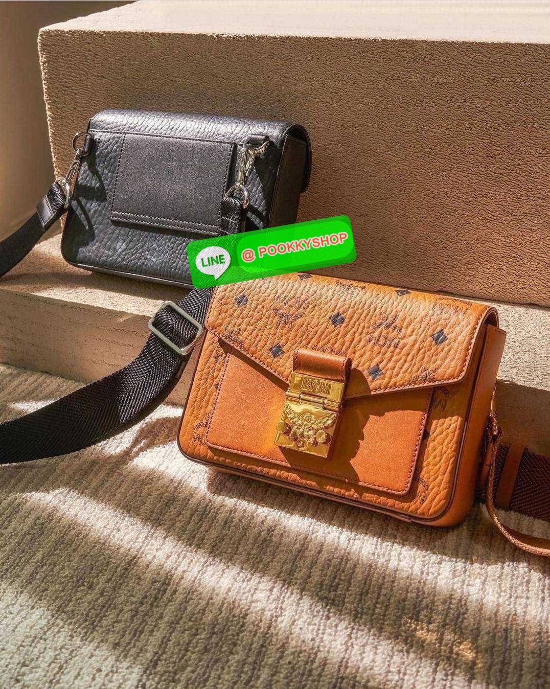 MCM SMALL MILLIE CROSSBODY IN VISETOAS กลับมาแน่นๆกับไอเท็มสุดฮิต!! ดาราเซเลปใช้กันเพียบ กระเป๋าสะพายข้าง ดีไซน์กึ่งสปอร์ต แต่แฝงความหรูในตัว ใช้งานง่ายด้วยขนาดที่พอเหมาะ และสายสะพายสปอร์ตที่สะพายคาดได้สะดวก จะสะพายข้าง สะพายแบบคาดอก ก็ดูดีไปหมด เปิด-ปิดด