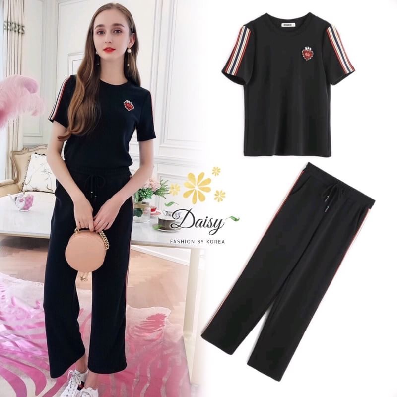 สินค้าพร้อมส่ง Daisy Premium Collection ชุดเซท เสื้อ+กางเกง เซท 2 ชิ้น ชุดผ้ายืดแบบเนื้อนิ่มใส่สบาย เสื้ออกแต่งอะไหล่เพชร แต่ขอบผ้ายืดที่แขนเสื้อและแถบที่กางเกง เอวยางยืด ผ้าเนื้อนิ่ม เปฌนคอตตอน 100%ไม่แนบตัว ไม่ใช่ผ้าเรยอนเด้งๆค่ะ ผ้าสามารถยืดได้อีกจากไซ