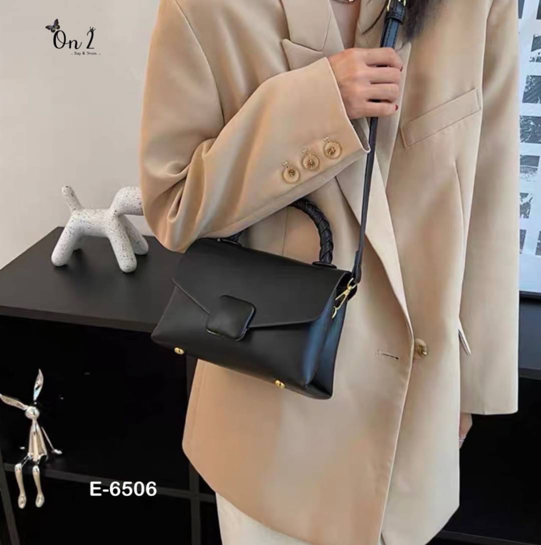 New arrivals รุ่นยอดฮิตที่ทุกคนต้องมีสีพื้น มีความคลาสสิค เรียบ แพงไม่ตะโกน สายปรับ สั้น/ คลอสบอดี้ได้ค่ะ จุได้ครบ พร้อมส่ง. ต้องจัดเลยค้า