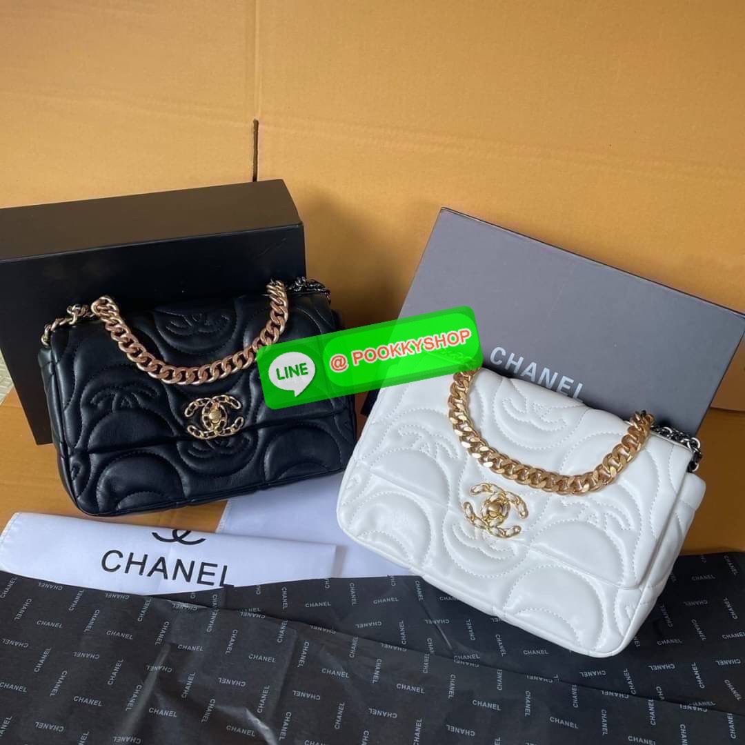 Chanel อเนกประสงค์ รุ่น Limited edition ลายวินเทจแบรนด์ หนังแกะ พร้อมสายยาวโซ่ต่อหนัง น้ำหนักเบา ภายใน มีช่องซิปเปิดปิดด้วยฝาปิดตัวล็อค มีช่องหลัง ใส่กระเป๋าสตางค์ใบยาวได้ค่ะ ตัวจริงสวยมากๆถูกใจรีบจองนะคะ ใส่มือถือได้ทุกรุ่น สะพายเป็นสายคู่ หรือ สะพายยาวไ
