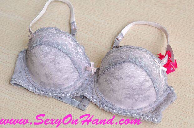 ชุดชั้นในลูกไมั สีทูโทน เกรดพรีเมี่ยม ครีม แต่งซับลูกไม้เทา ฐาน เสริมฟองน้ำ หนา~0.5 ซม แบบหรูสวยมากๆคะ Size B70/B75/C70