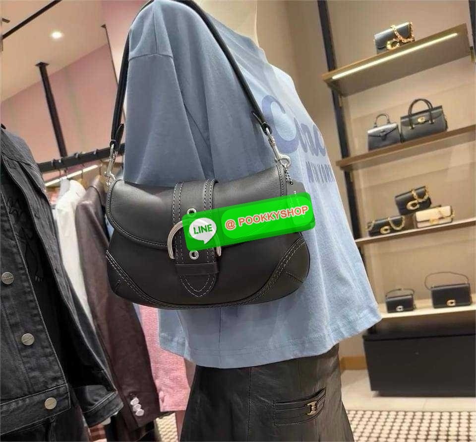 COACH CR737 SOHO BAG IN REPURPOSED DENIM 🔅 Details เลิกสวยแซ่บกี่โมงคะคุณน้า! ไอเท็มให้พาใจสั่นมาอีกแล้ว! กับกระเป๋าสะพายไหล่สไตล์วินเทจ ที่ยังคงแมสและฮอตมาก ด้วยรูปทรงที่ใช้งานง่าย ไม่เกะกะ แต่มีความเรียบหรูในตัว กระเป๋าปิดด้วยกระดุมแม่เหล็ก ภายใ