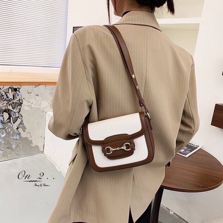 New Arrival 🔥🔥🔥 🇰🇷Korean style bag🇰🇷 กระเป๋าหนังพียูทรงสี่เหลี่ยม ปั้มลายCroco สายสะพายเป็นสายหนัง ปรับความยาวได้