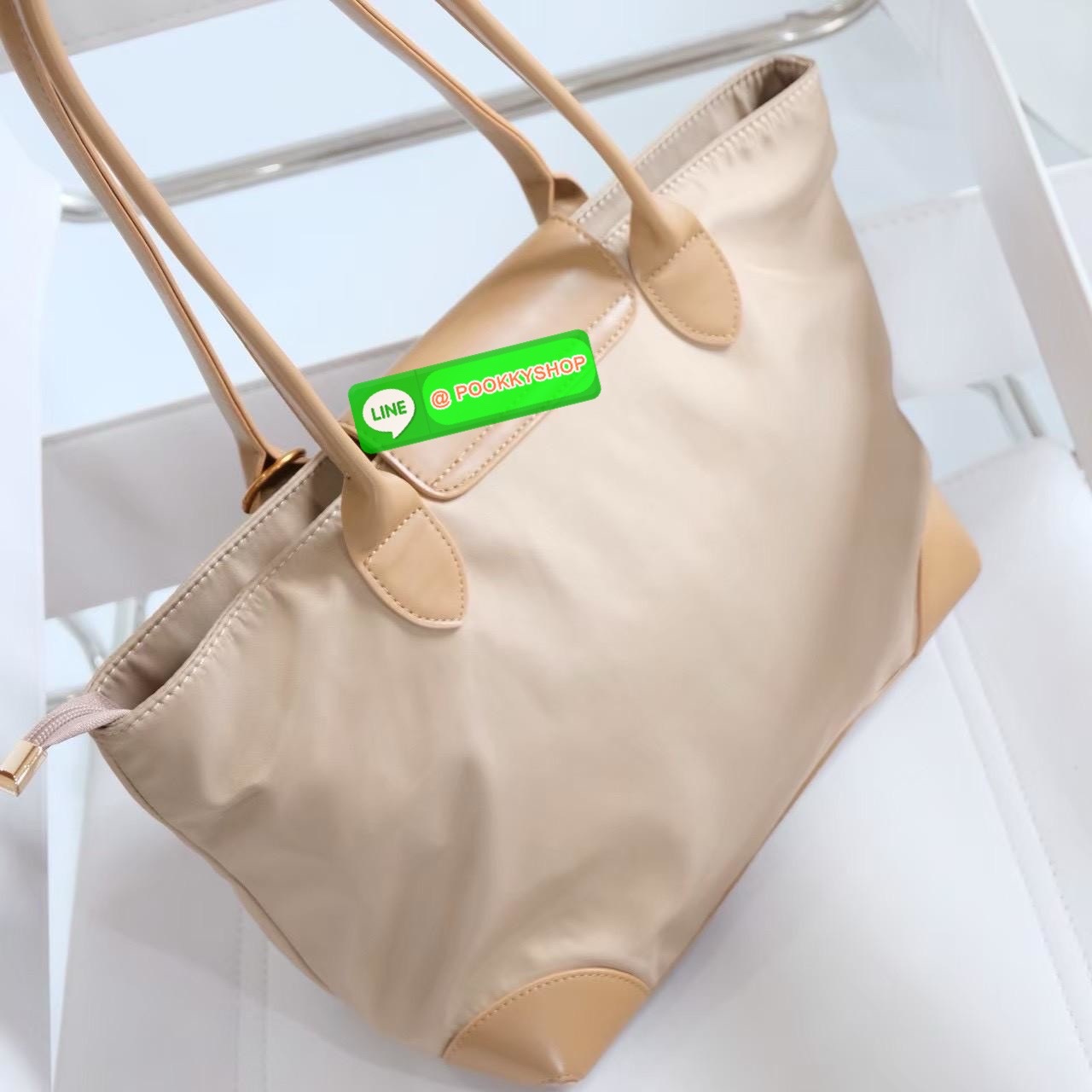 👜 KEEP รุ่น Champagne Everyday Bag ยอดฮิตที่ตอบโจทย์ทั้งสไตล์และฟังก์ชัน ✨ ฟังก์ชันที่ใช่ • ผลิตจาก ผ้าไนลอนนาโนกันน้ำ เอกสิทธิ์เฉพาะ KEEP • น้ำหนักเบาพิเศษ พกง่าย ใช้สะดวกทุกวัน • ปากกระเป๋ามี ซิปปิดแน่นหนา ของไม่ตกหล่นง่าย