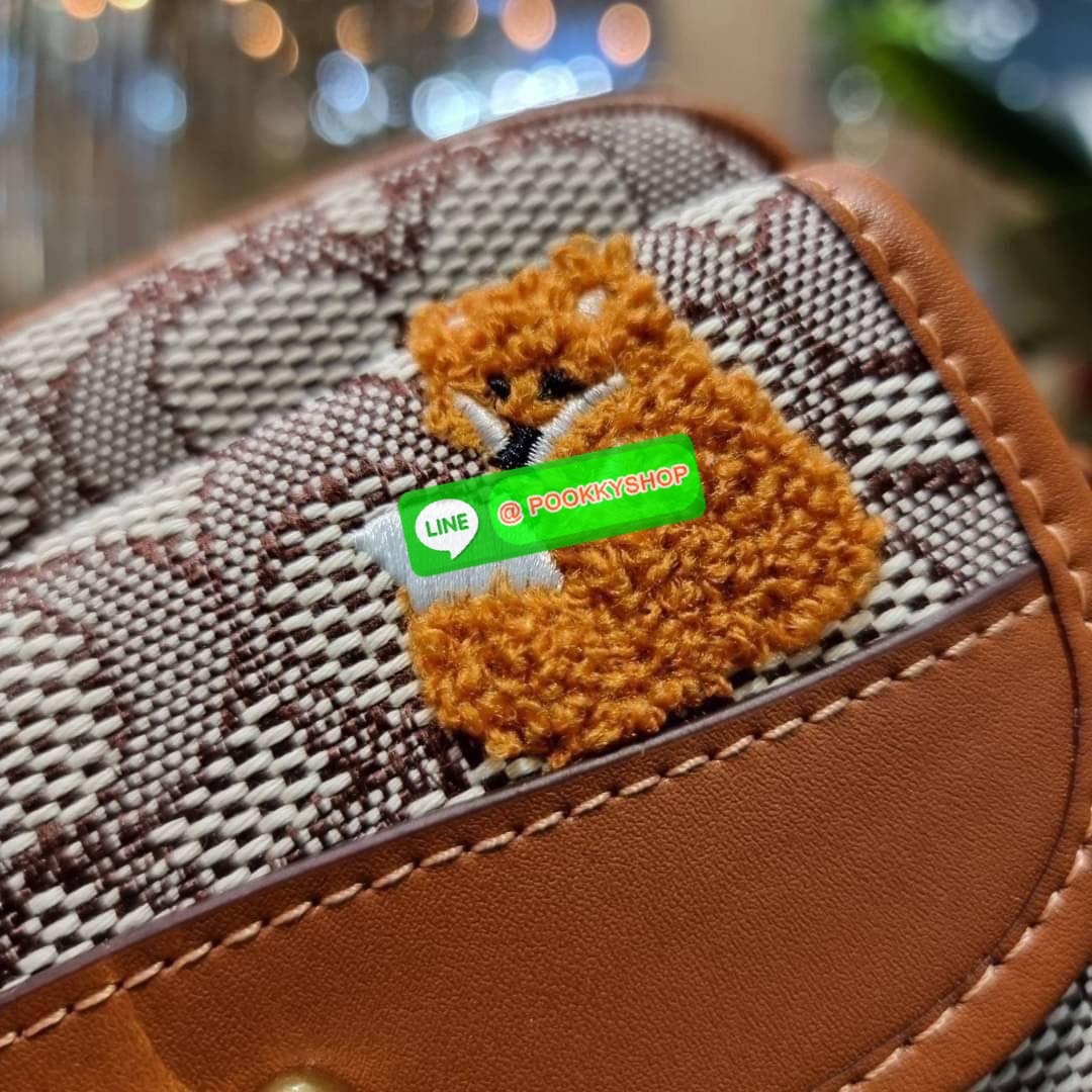 COACH C7764 STUDIO CAMERA BAG 19 IN SIGNATURE TEXTILE JACQUARD WITH CREATURES น้องเล็กใหม่สุดอีกหนึ่ง!! ขนาดเล็กกะทัดรัด มาแบบเลิศๆหรูๆมากแม่ พร้อมเทกเจอร์สุดคิ้วท์!! กระเป๋าสะพายข้างลุคไฮน์ ที่ดีไซน์ออกมาได้ปัง และดูแพงมากๆ ด้วยดีเทลคลาสสิคผสานความเป็นเอ