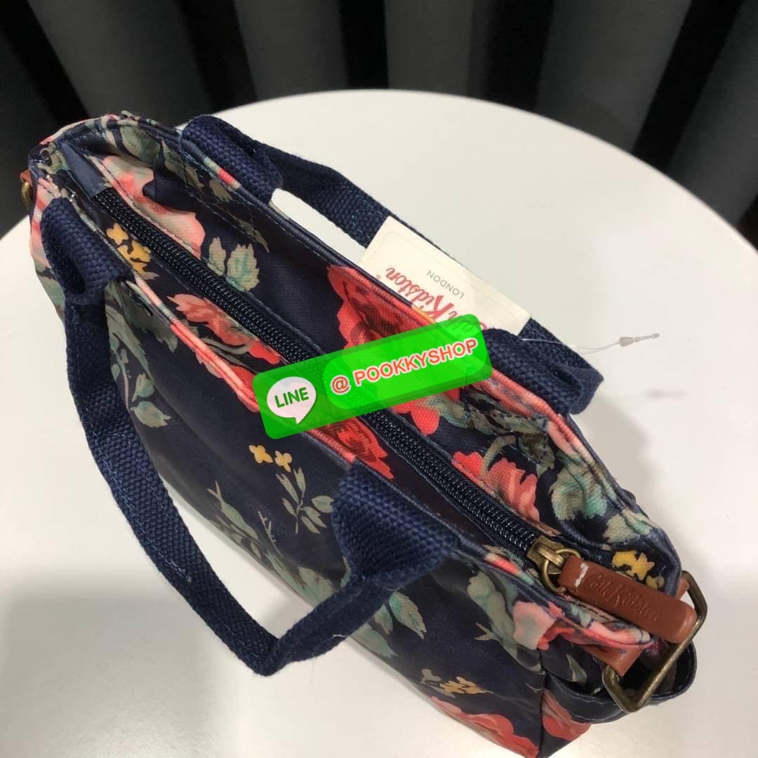 Cath Kidston Mini day Bag กระเป๋าถือหรือสะพายสุดชิค เหมาะสำหรับใช้สะพายในวันทำงานหรือวันสบายๆ เก็บของใช้ระหว่างวันได้เยอะค่ะ เปิด-ปิดด้วยซิป ด้านในมี 1ช่องใหญ่ ช่องซิป 1ช่องและช่องเล็กให้แยกเก็บมือถือของจุกจิก สวยคุ้มมากๆ มีหูจับ มาพร้อมสายสะพายยาวปรับระด
