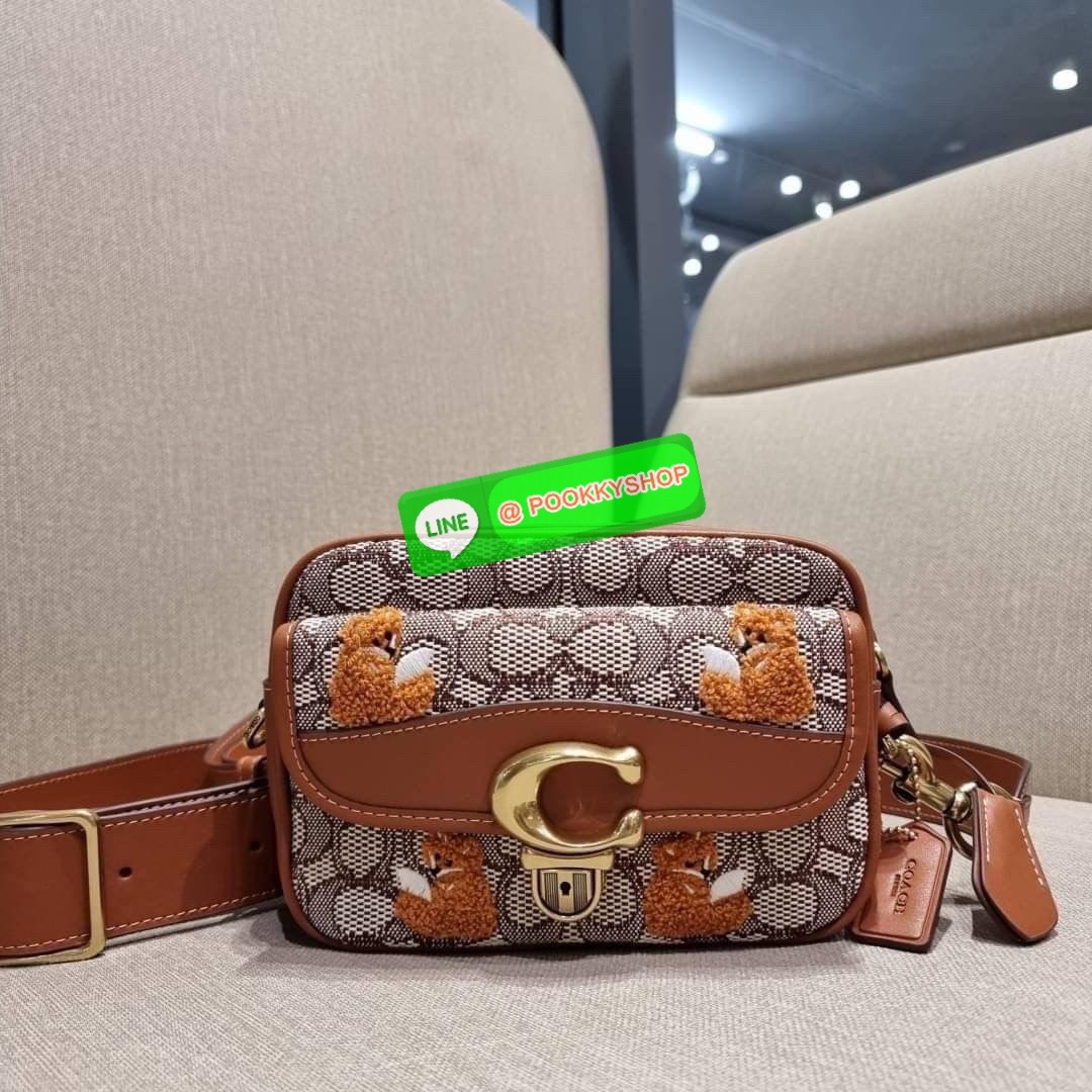 COACH C7764 STUDIO CAMERA BAG 19 IN SIGNATURE TEXTILE JACQUARD WITH CREATURES น้องเล็กใหม่สุดอีกหนึ่ง!! ขนาดเล็กกะทัดรัด มาแบบเลิศๆหรูๆมากแม่ พร้อมเทกเจอร์สุดคิ้วท์!! กระเป๋าสะพายข้างลุคไฮน์ ที่ดีไซน์ออกมาได้ปัง และดูแพงมากๆ ด้วยดีเทลคลาสสิคผสานความเป็นเอ