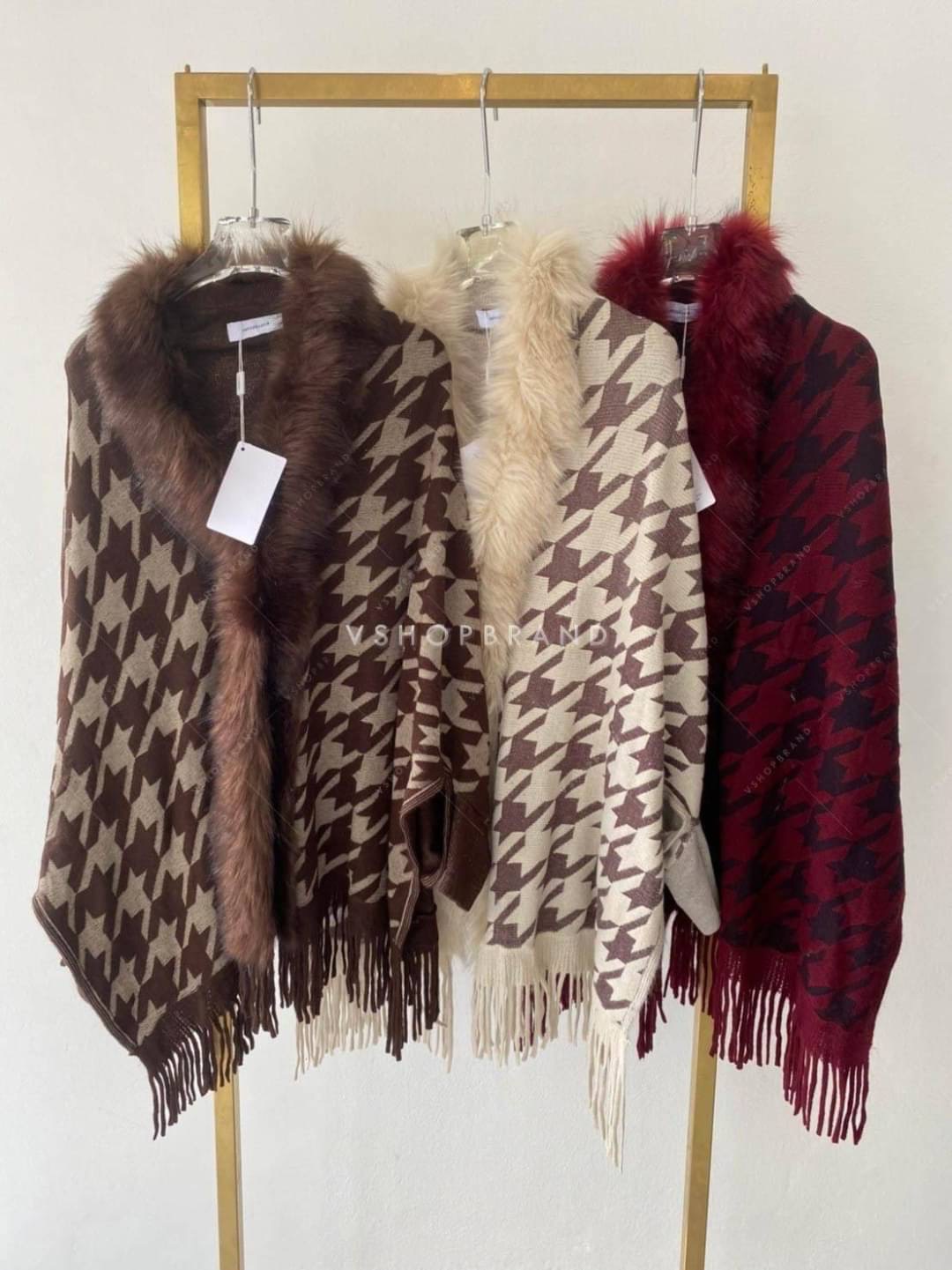 เสื้อคลุมแขนยาวลายชิโน แต่งขนเฟอช่วงคอ ช่วงปลายแต่งพู่ งานสวยแพงให้ลุคมาดามสาวท่านหนึ่ง ผ้าคลุมนิ่มเวอร์ ใส่สบาย รีบจับจองเป็นเจ้าของได้เลยจร้า