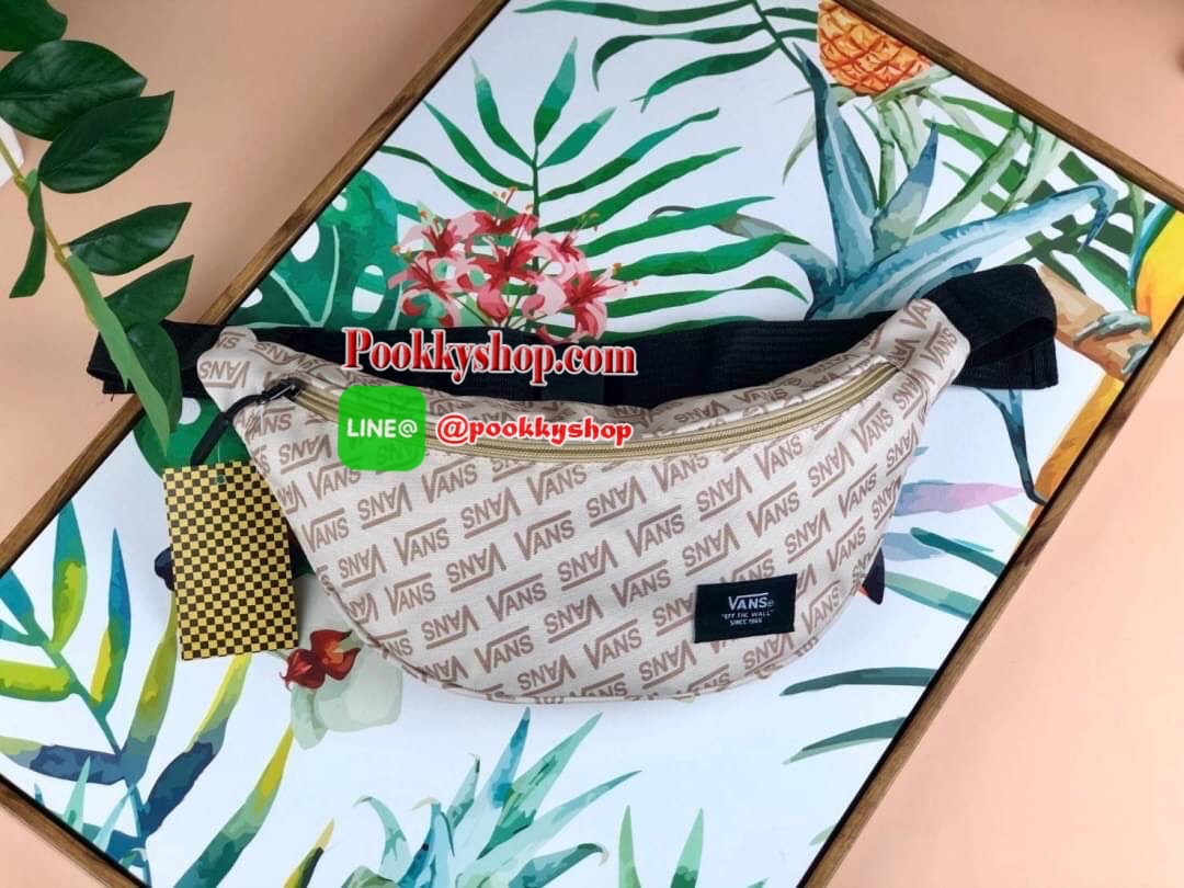 New! กระเป๋าสไตล์คาดอกจาก Vans วัสดุโพลีเอสเตอร์กันน้ำได้เล็กน้อย ทำลวดลายโลโก้แบรนด์ทั้งใบ เปิดปิดแบบซิปที่ด้านหน้า ด้านในมีช้องซิปเล็กให้ 1 ช่อง สามารถใส่กระเป๋าเงินใบยาวและiPhone plus ได้สบายๆค่ะ สายคาดอกปรับสายได้ตามต้องการ มีทั้งหมด 4 สีให้เลือกค่า