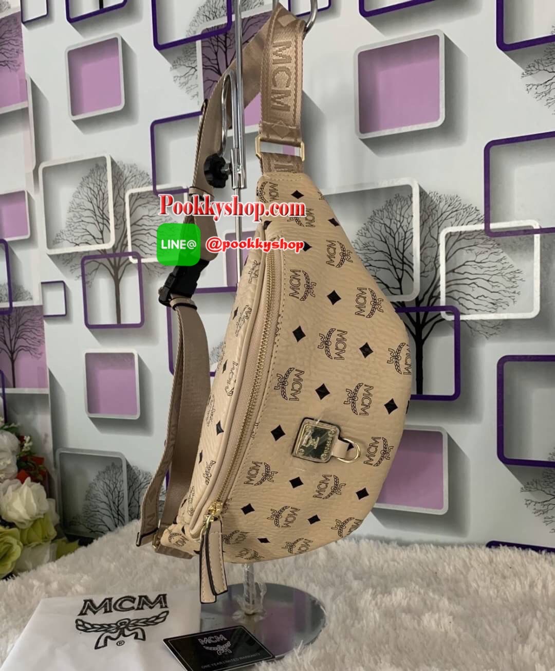 MCM Fursten ลาย Visetos กระเป๋าคาดอก/เอว ที่เข้ากับทุกไลฟ์สไตล์ จะคาดรอบเอวหรือพาดลำตัวก็ให้ลุคสตรีทแบบทันสมัย วัสดุหนังสังเคราะห์เคลือบผิวลาย Visetos หนังดีมากๆ ค่ะเปิด-ปิดด้วยซิป 2 ทาง ด้านหลังมีช่องซิปยาว 1 ซิป ด้านในโล่งกว้าง และมีช่องสำหรับเก็บของจุก