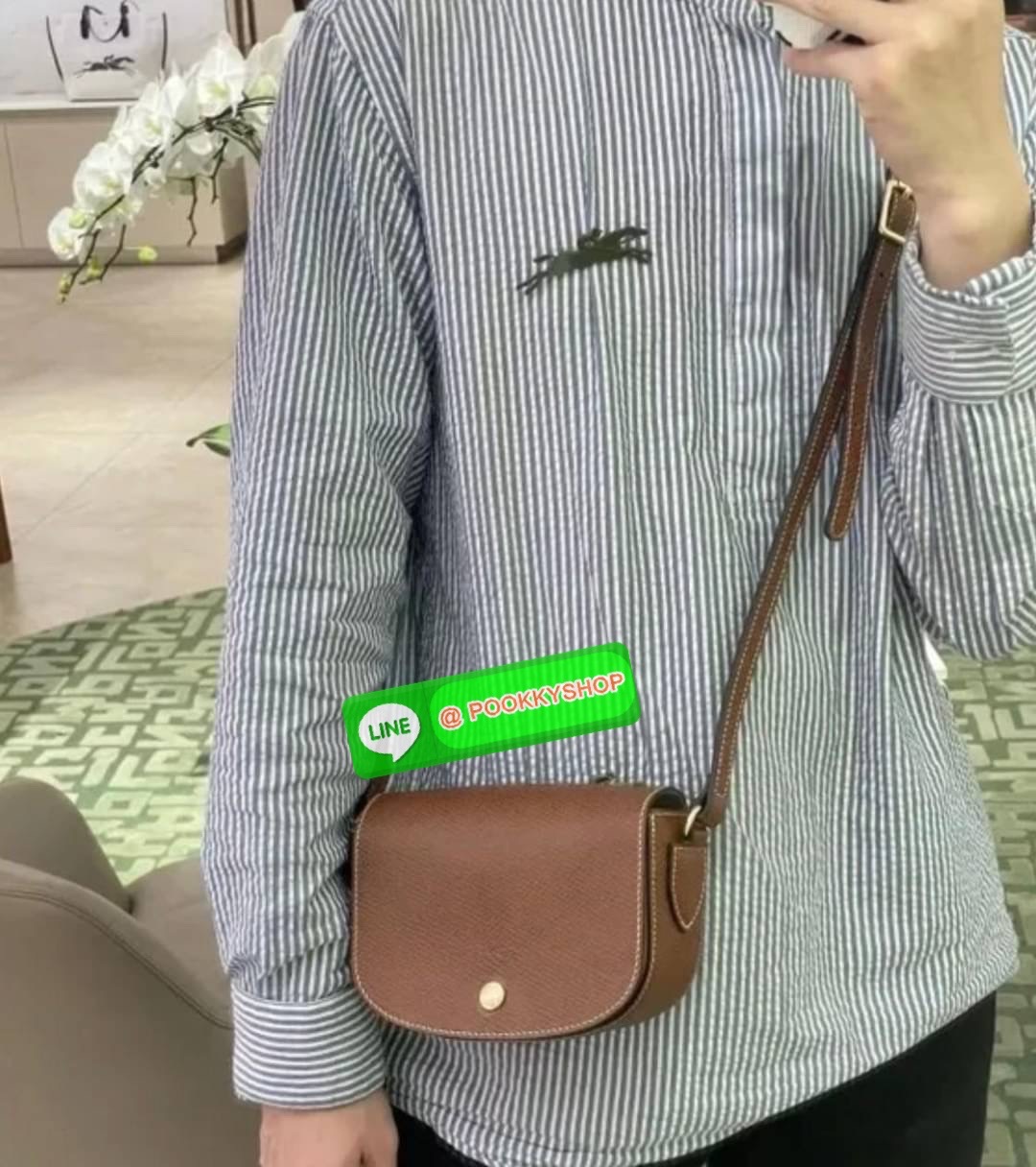 💕Longchamp Epure Crossbody Bag ด้วยรูปแบบที่ชวนให้นึกถึงฝาพับของ Le Pliage กระเป๋าสะพายข้างขนาดเล็กใบนี้มีทั้งความอ่อนเยาว์และความเป็นผู้หญิงในเสน่ห์ของมัน โดดเด่นด้วยรูปทรงกระเป๋าแบบอานม้า ยกย่องให้กับตำนานนักขี่ม้าของ Longchamp EPURE สายสะพายซึ่