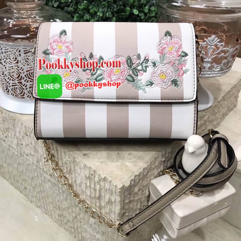 Don't Miss! ALDO Flower Crossbody Bag กระเป๋าสะพาย ALDO แบรนด์ดังจากแคนนาดา ดีไซน์สุดชิคปักลายดอกไม้สไตล์วินเทจหนังลายทางสพาสเทลอยู่ทรงกันน้ำ เปิดปิดด้วยกระดุมแม่เหล็ก ภายในมีโลโก้ ช่องซิป ช่องใส่มือถือ ใส่iphone+ได้ น้ำหนักเบา เป็นอีกหนึ่งรุ่นแนะนำค