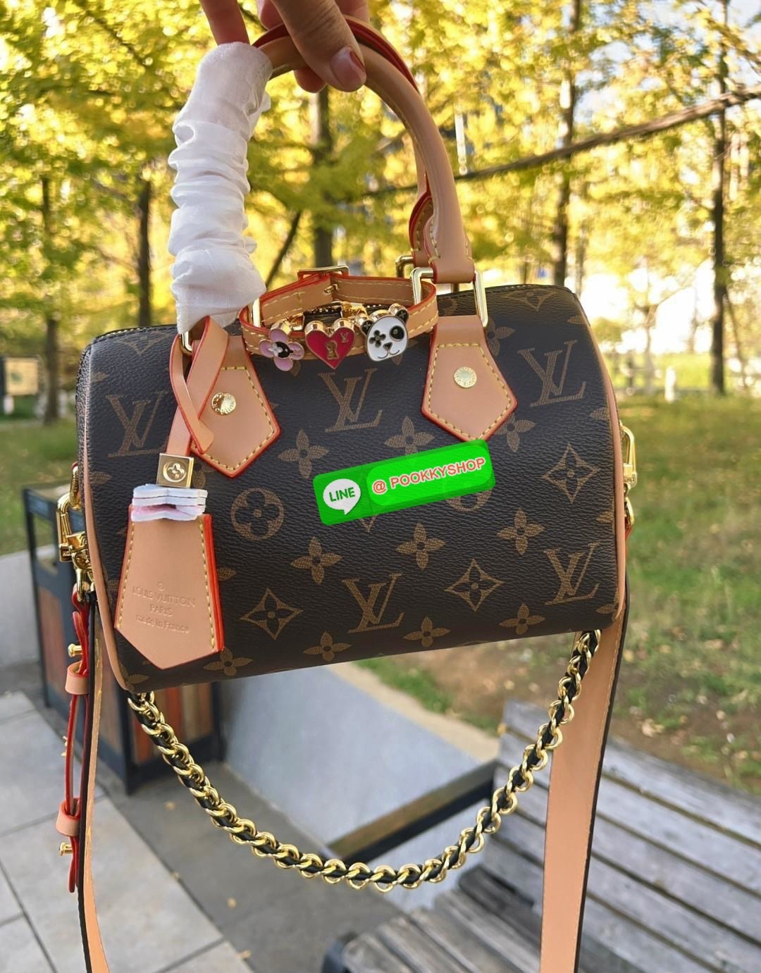 จำนวนจำกัด ไม่ทันราคานี้คือพลาดมากๆค่าสาวๆ ได้รุ่นนี้ไปไม่ผิดหวังค่าสาวๆ น้องมาพร้อมAccessories brand จัดเต็มในใบสวยมากๆ! #หมดรอบนี้ไม่เจ้าแล้วจ้าา LOUIS VUITTON SPEEDY 20 WITH CHARM (Limited Edition vip duty free ตปท.) 🔖พร้อมส่ง! ใบน้องขนาดกลาง ห