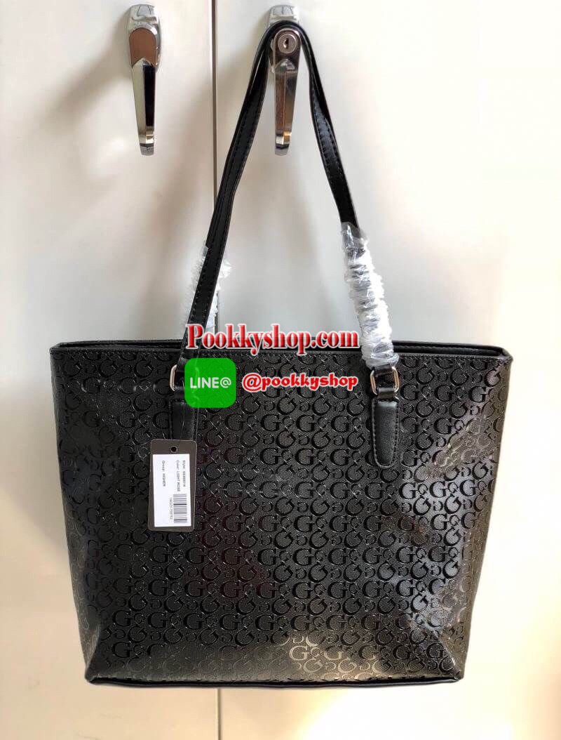 New Rare item !!! GUESS LOS ANGELES TOTE BAG พร้อมส่ง สินค้าหายากค่ะ !!! กระเป๋าถือทรง Tote วัสดุหนังนิ่มมือมากค่ะ ตัวกระเป๋าพิมพ์ลาย signature brand ทั้งใบ เพิ่มความหรูด้วยอะไหล่โซ่มาให้ที่ด้านหน้า ปากกระเป๋ากว้าง ภายในกระเป๋าแบ่ง3ช่องใหญ่ แต่ละช่องกว้าง