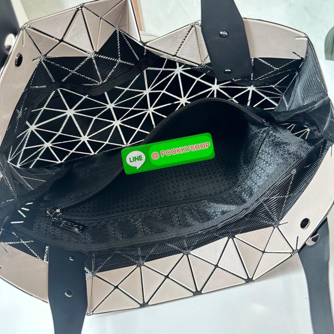 BAO BAO PRISM PLUS Handbag (Large) 🔖กระเป๋าถือจากแบรนด์ BAO BAO ISSEY MIYAKE ดีไซน์คลาสสิกทรงสี่เหลี่ยม มาพร้อมลวดลายสามเหลี่ยมที่มีมิติ 🔖วัสดุ: โพลีเอสเตอร์ ผสมหนัง 🔖 ปากกระเป๋าเปิด ซับในเป็นไนลอน มีช่องกระเป๋าด้านในและหูหิ้วกระเป