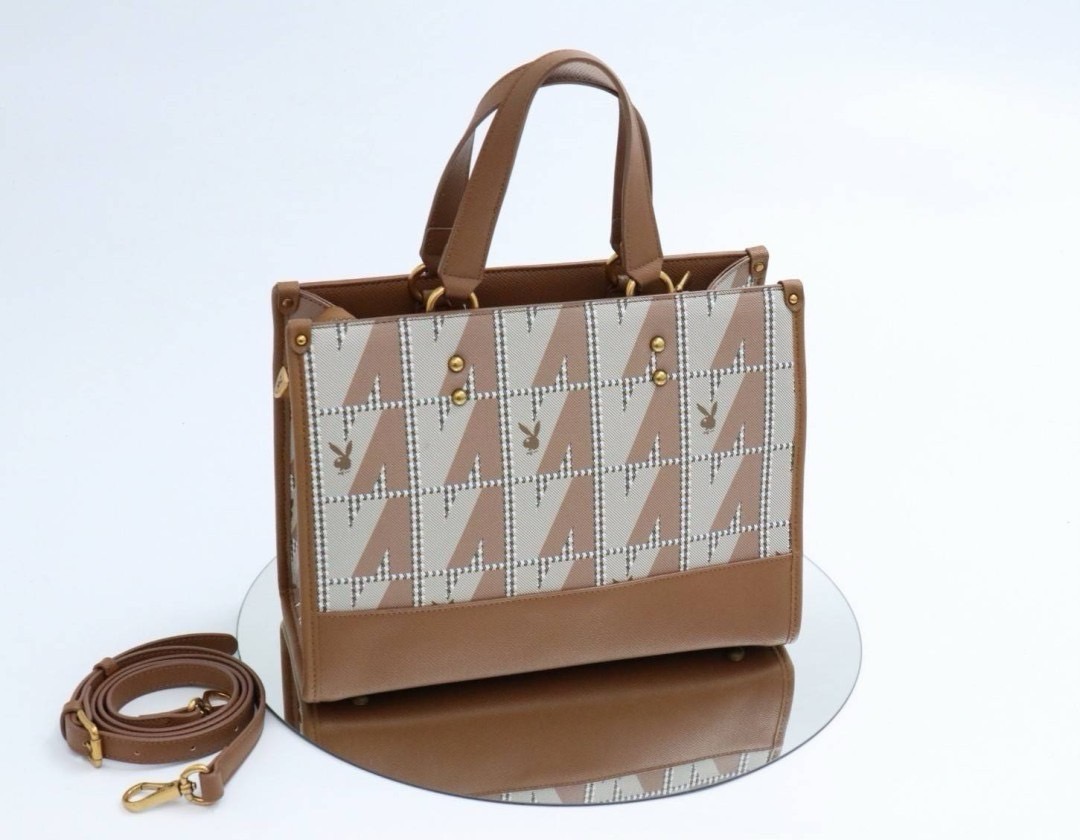 กระเป๋าถือ กระเป๋าสะพาย Playboy (rabbit)(paw prints) งานเนี๊ยบสวย ด้านในมี3ช่องการใช้งาน วัสดุ แคนวาสเกรด+++