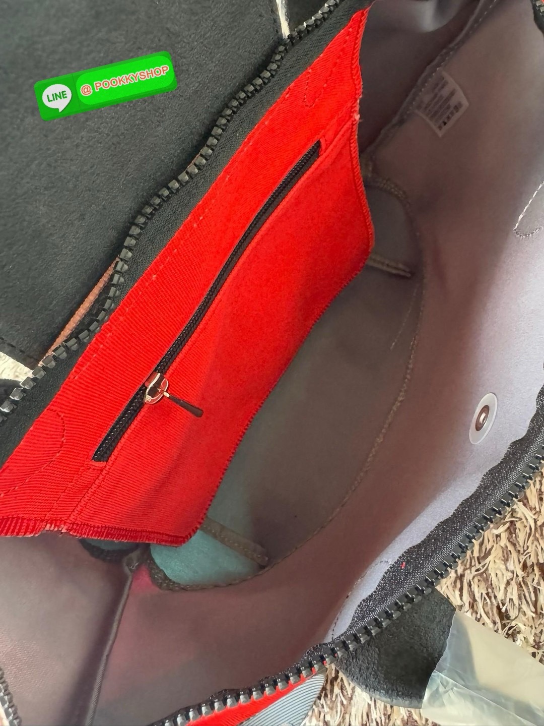 Longchamp Neo s Adjustable เป็นกระเป๋าสไตล์สปอร์ต ทันสมัย และใช้งานได้จริง น้ําหนักเบา กระเป๋าใบนี้เป็นเครื่องประดับที่มีเสน่ห์ในอุดมคติที่จะติดตามคุณในทุกกิจกรรมยามเย็นของคุณ มาพร้อมกับสายสะพายไหล่ปรับได้ สามารถพกพาได้ ทั้งแบบถือและสะพาย เหมาะสําหรับใช้ใ