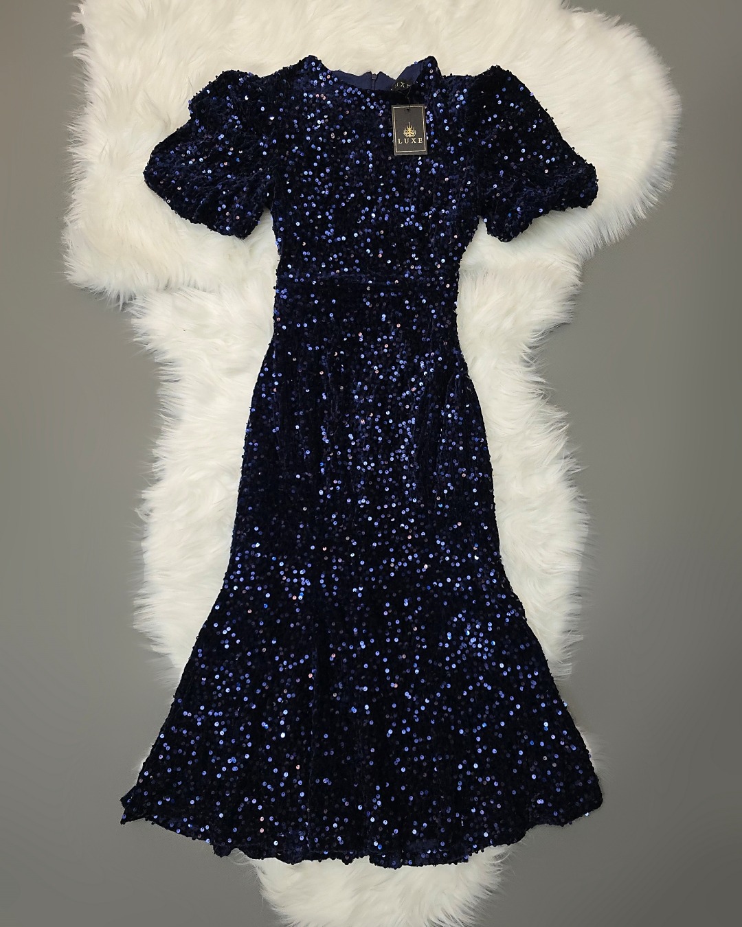 เดรสเสื้อคอกลม แขนสั้นปลายแขนพอง ชายกระโปรงบานเล็กน้อย