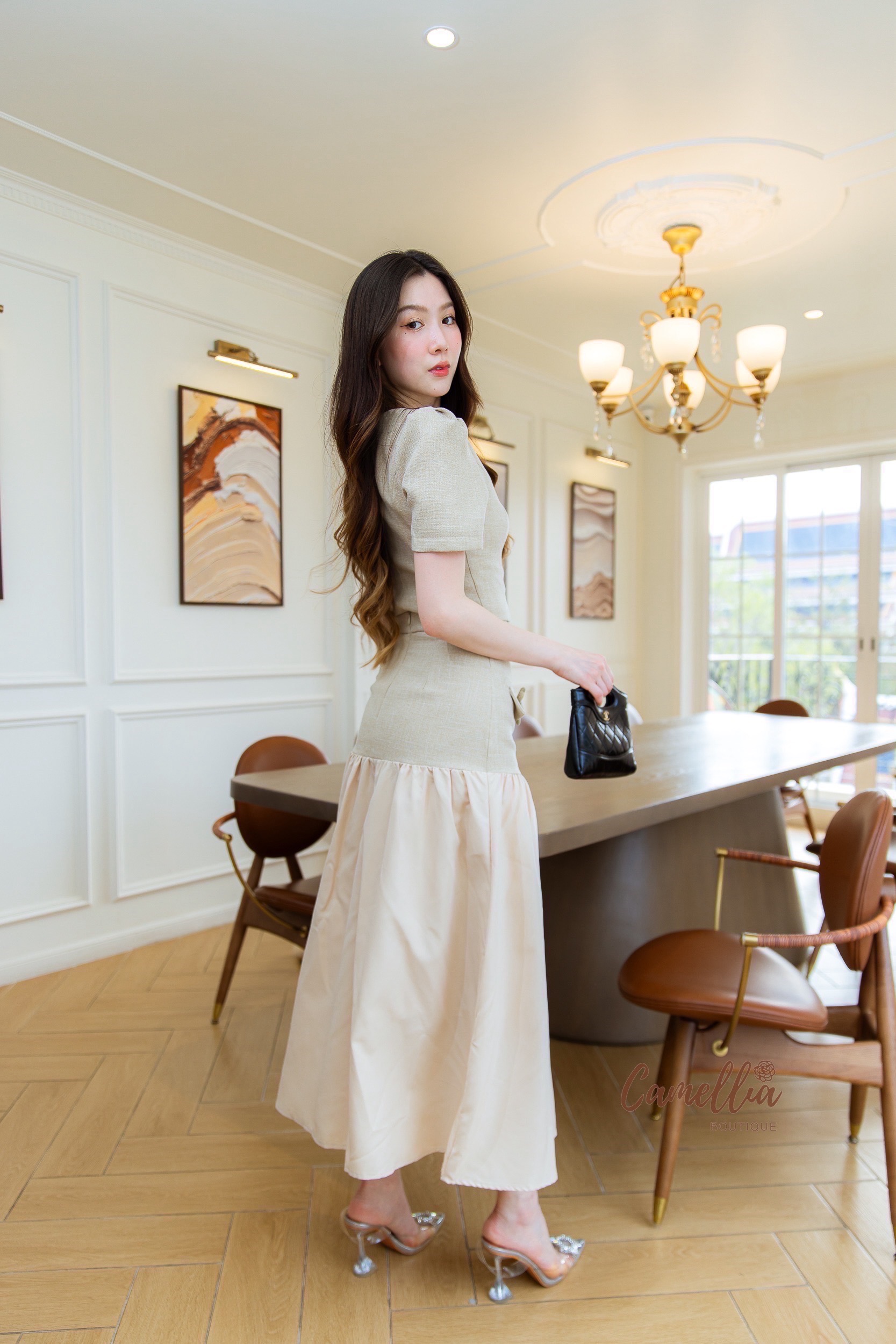 ชุดเซทแฟชั่น ชุดSet เสื้ิอแขนสั้นแต่งดอกไม้ที่หน้าอก มาคู่กับกระโปรงเอวสูง แต่งดอกไม้เข้ากันทั้งชุด