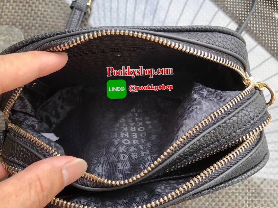 Kate spade New York mini shoulder bag กระเป๋าถือหรือสะพายหนังนิ่ม สวยอยู่ทรง ด้านหน้าประดับโลโก้แบรนด์ อะไหล่ทองหรูหรา น้ำหนักเบา ภายนอก มี2ช่องซิป แยกเป็นสัดส่วน ภายในมีช่องซิป 1 ช่อง และช่องใส่ของจุกจิก 1ช่อง จุของได้เยอะ สายสะพายปรับระดับได้ สะพายข้างห