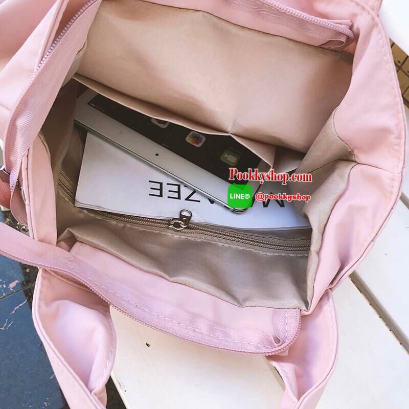 Adidas Handbag & Backpack กระเป๋าเป้ใช้ได้ทั้งชายหญิง ขนาดกำลังดี น้ำหนักเบา ด้านหน้าสกรีนโลโก้แบรนด์ เปิดปิดด้วยซิปสะดวกใช้ หูจับถนัดมือ สายสะพายยาวเลื่อนปรับได้ตามต้องการด้านหน้ามีช่องซิปเก็บของหยิบใช้ง่าย ภายในมีช่องซิปแยกเก็บของ ช่องหลักสามารถใส่ Note