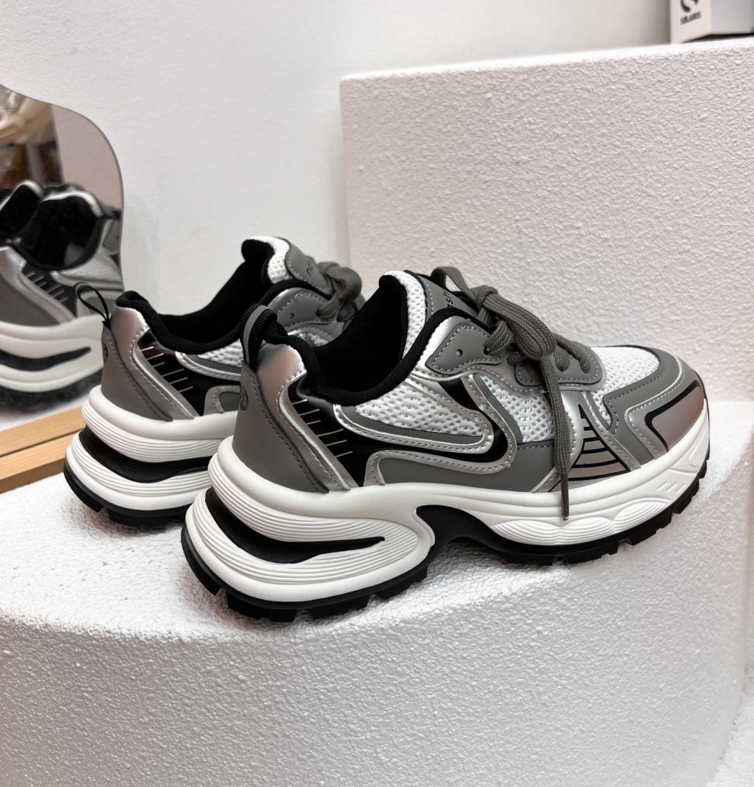 𝙉𝙀𝙒 𝙉𝙀𝙒 ‼️ มาเพิ่มรอบ3ค่ะ รองเท้าผ้าใบรุ่นนี้สวยมาก ทรงที่ฮิตมากตอนนี้ ผ้าใบพื้นหนา สีทูโทนสลับสวมมากใส่นิ่มใส่สบาย สาวๆสายstreet ต้องหลงรัก แมทช์กับชุดง่าย จัดเลยนะคะ