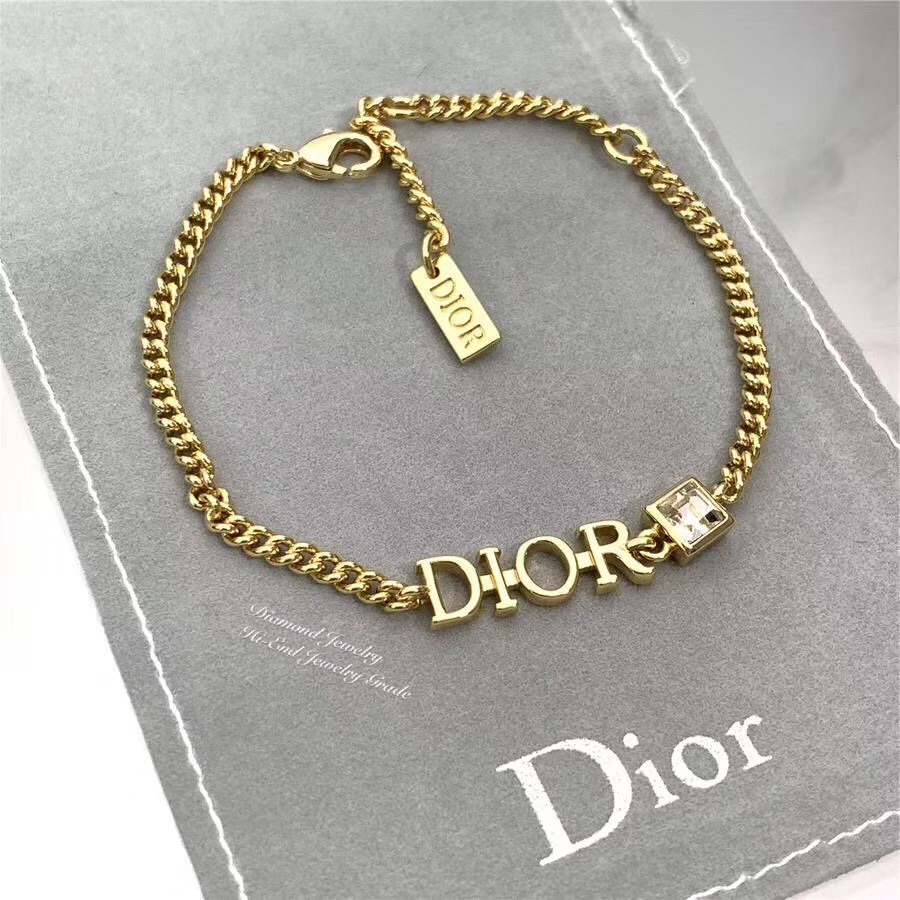 Super Hi-End Quality !!!!! ((งาน 1:1 เหมือนแท้ที่สุดในท้องตลาด)) Dior Bracelet เซตสร้อยข้อมือดิออ คอลล่าสุดค่ะงานอย่างใส่ออกมาน่ารักมากๆค่ะ มีแสตม Dior สวยเป๊ะ งานสวยๆจาก Dior สาวกดิออพลาดไม่ได้เลยนะคะ ใส่ได้ตลอดไม่มีตกยุคคร๊าา อะไหล่สีทองเงา หรูหรา สาวๆห