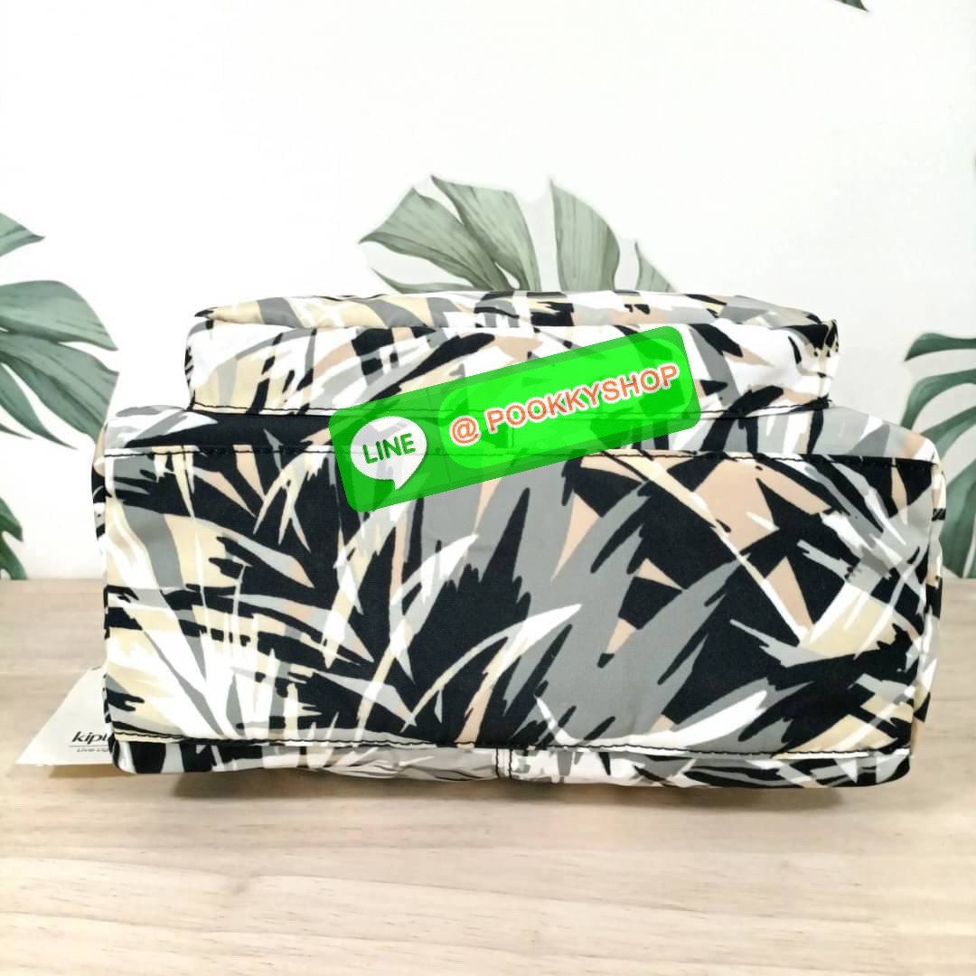 KIPLING RETH CROSSBODY BAG วัสดุ Nylon+polyester กระเป๋าสะพายข้างหรือ สะพาย Crossbody ได้ เปิด-ปิด ด้วยซิปปั๊มแบรนด์ที่หางซิป พร้อมช่องช่องหน้าแยกใส่ของใช้เล็กๆ น้อยๆ ได้ ช่องหลัก 2 ช่อง ด้านในโล่งกว้าง สามารถจุสัมภาระได้เยอะ มีช่องซิปด้านในและสายคล้องพวง