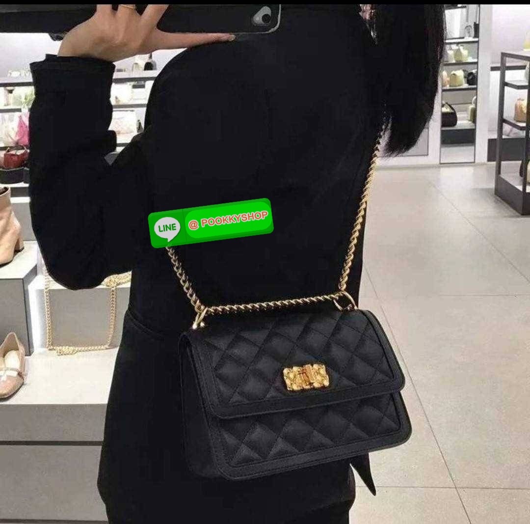 กระเป๋าสะพายข้างคอลใหม่ล่าสุดสามารถถอดสายปรับเป็นทรงคลัชได้นะคะ สายโซ่ปรับระดับไม่ได้แต่ถอดออกได้จ้าด้านในแบ่งเป็น 2 ช่องใช้งาน 1 ช่องใหญ่ตรงกลางและ 1 ซิปด้านหน้า มีช่องเสียบบัตรให้ด้วยนะคะ ฝากระเป๋าเปิดปิดด้วยตัวหมุนล็อคค่ะ