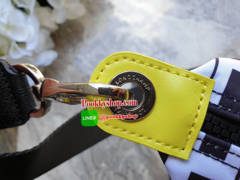 LE PLIAGE LGP TOP HANDLE BAG M รายละเอียด • วัสดุ: ผ้าใบ • อะไหล่: นิกเกิล • ตัวกระเป๋า: ผ้าใบโพลีอะไมด์เคลือบด้านใน • ตกแต่ง: หนังวัว รายละเอียดภายนอก • การปิด: ซิปและกระดุมสแน๊ป • สายสะพาย: ถอดออกได้ • ช่อง: 1 รายละเอียดภายใน • ช่องใส่ของ: 1 • จุของได้เ