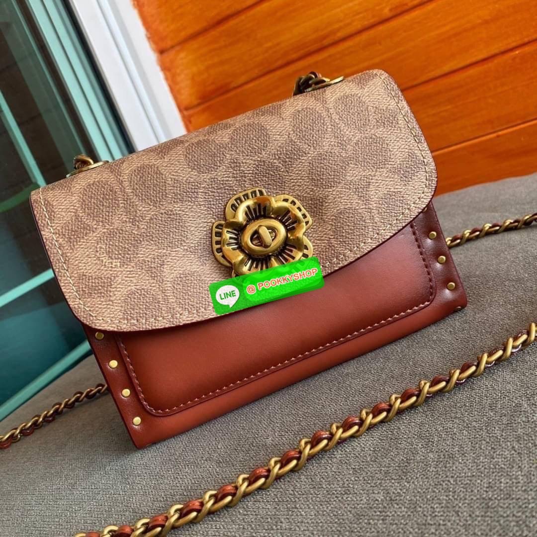 COACH PARKER 18 IN SIGNATURE CANVAS WITH RIVETS (COACH 30592) มาแล้วแม่ รุ่นที่สาวๆเรียกร้องถามหากันบ่อยๆ สุดหรูดูไฮโซมากแม่ ใครได้ไปรับรองหลงรักไม่ผิดหวังคะ วัสดุหนังแท้ สลับหนังแคนวาส รูปทรงสวย ตัวล๊อคกระเป๋าเป็นรูปดอกไม้ด้านหน้าที่เป็นเอกลักษณ์ มาพร้อม