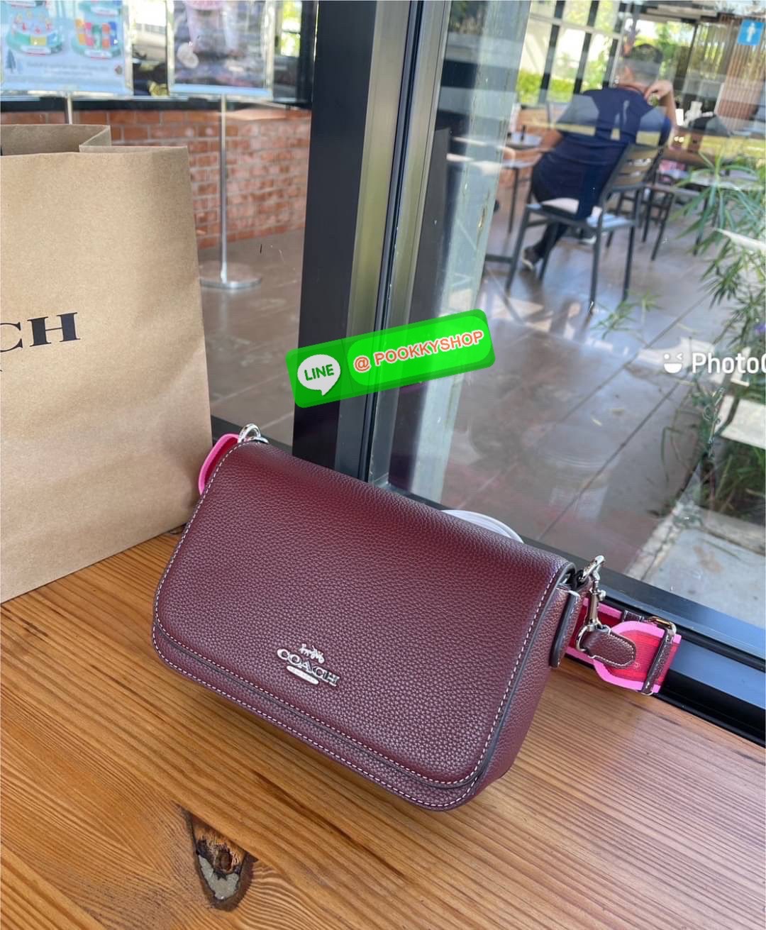 COACH CH483 – Camera Bag Strap Logo สุดจี๊ด รุ่นยอดนิยม โดดเด่นด้วยสายสะพายผ้าแถบโลโก้ COACH สีน้ำตาล -ดำ สะดุดตาไม่ซ้ำใคร! ดีไซน์ทรงกล่องกระทัดรัด ใส่มือถือ กระเป๋าสตางค์ และของใช้ประจำวันได้ครบ วัสดุ Signature coated canvas + หนังแท้ มาพร้อมฮาร์ดแวร์ทอง