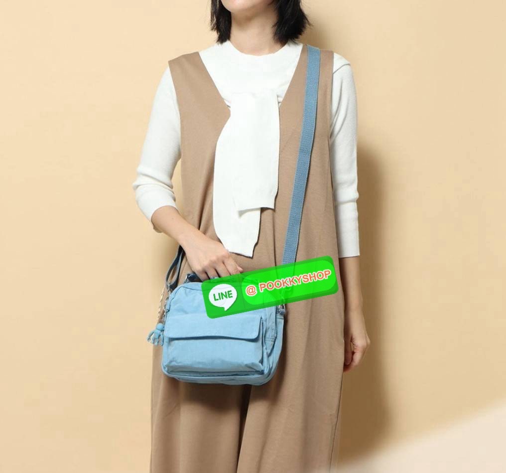 KIPLING Cand 2 ways backpack กระเป๋าถือหรือสะพายข้าง ขนาดกลาง วัสดุ Polyester 100% -ด้านหน้ามี 2 ช่องซิป -ช่องหลักโล่งกว้าง ใส่ของได้เยอะสุดๆ พร้อมช่องซิปและช่องแยกด้านข้างให้แยกของได้เป็นระเบียบมากขึ้น สามารถติใส่กระเป๋าสตางค์ใบยาวได้ มาพร้อมสายคล้องพวงก