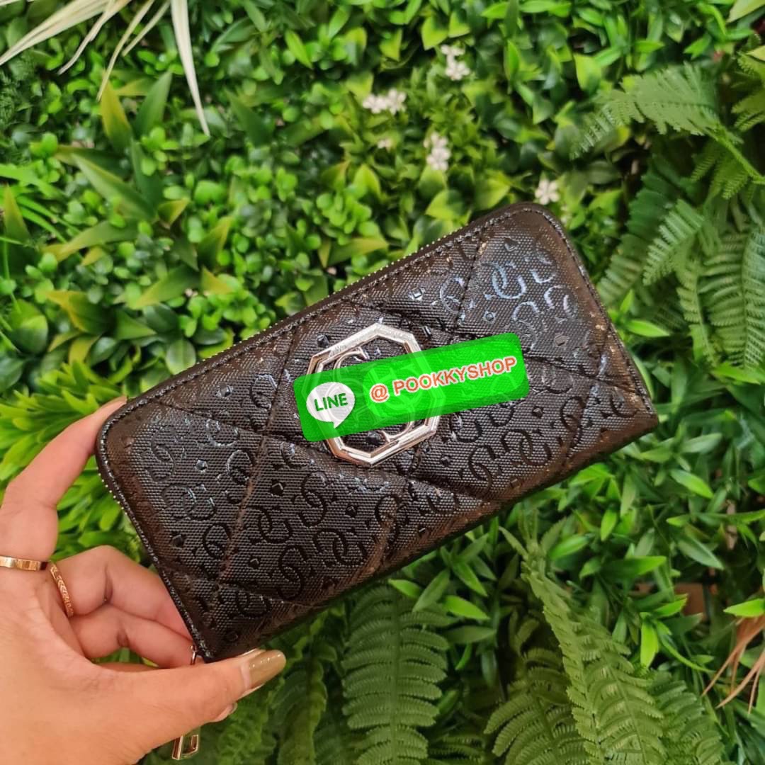 guess wallet สวยๆ จ้า รุ่นนี้มีสายคล้องมือมาด้วยนะจ้ะ เริศสุด👍 ด้านในมีช่องใส่การ์ดเยอะมากค่า และยังมีช่องใส่เหรียญอีกด้วยน๊า เลิฟสุดๆ♥️