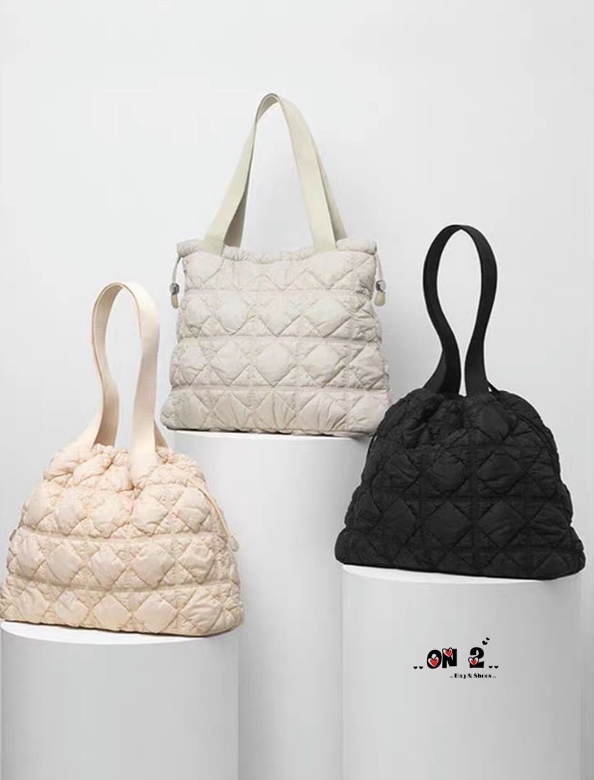 Memo Carlyn weekender (hot)(hot)(hot) งาน 1:1 (good)วัสดุตัวกระเป๋าทำจากผ้ากันน้ำอย่างดี waterproof (water) ผ้าขาวอะหลั่ยสีทอง ผ้าดำอะหลั่ยสีเงิน ปากกระเป๋าเป็นปากรูด งานปั๊มทุกจุด สายกระเป๋าทำจากผ้าทอ สะพายขึ้นไหล่ได้ งานปั๊มทุกจุด ถุงผ้า ,plastic bag, ก