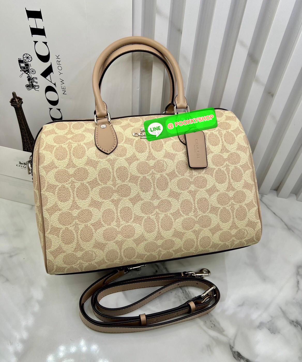 COACH ROWAN SATCHEL IN SIGNATURE CANVAS จุดเด่นของกระเป๋าทรงsatchel bag คือรูปทรงของกระเป๋าดูแข็งแรง มั่นคง ไม่เสียทรงง่าย มาพร้อมหูหิ้วที่ด้านบนของกระเป๋า ลายแคนวาสที่เป็นซิกเนเจอร์แบบเอกลักษณ์ ช่องใช้งานทุ้งภายในและภายนอก นอกจากนี้ กระเป๋าประเภทนี้ยังมี