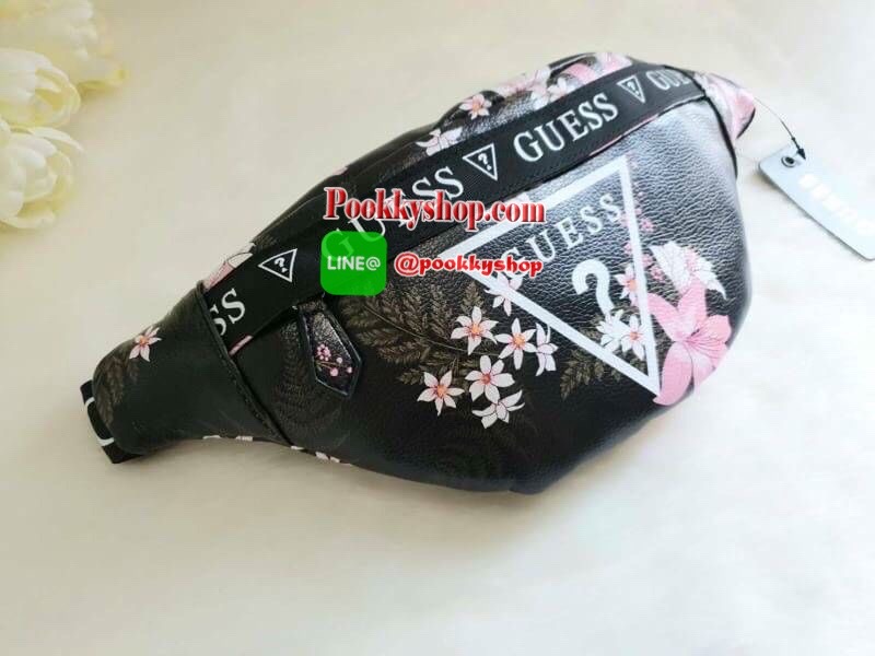 GUESS GESABEL GYM FANNY PACK กระเป๋าหนังคาดเอว/อก ด้านหน้าปั๊มโลโก้แบรนด์ทรงสามเหลี่ยม ตัวกระเป๋าเปิดปิดด้วยซิปใช้งานง่าย มี 2 ช่องซิป มีลูกเล่นซ่อนซิปหน้าคาดปิดด้วยสายพิมพ์โลโก้ ภายในกระเป๋าโล่งกว้าง สามารถใส่มือถือได้ทุกรุ่น จุของได้เยอะ รับรองถูกใจสาวๆ