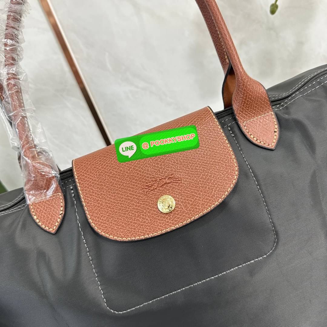 LONHGCHAMP LE PLIAGE ORIGINAL L TOTE BAG 🔖กระเป๋าสะพายไหล่ Le pliage ใบใหญ่ เรียบง่ายจุของได้เยอะ สามารถเก็บเอกสารหรือแล็ปท็อปได้คะ 🔖วัสดุ:ไนลอนเคลือบ 🔖เปิด-ปิดด้วยซิป ภายในกว้าง มีช่องลับแยกคะ 🔖สามารถพับเก็บได้พกพาสะดวกคะ