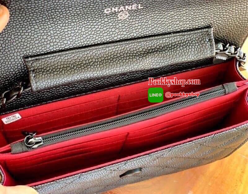 Chanel รุ่น Limited edition วัสดุหนังลายคาเวียร์ เนื้อนุ่ม อยู่ทรงคุณภาพดีตามแบบฉบับของแบรนด์ ขนาดกำลังดี น้ำหนักเบา ด้านหน้ามีโลโก้แบรนด์อะไหล่หรู มีช่องใส่บัตร ใส่ของจุกจิก เปิดปิดด้วยฝาปิดกระดุม มีช่องในบัตร ได้หลายใบ ตัวจริงสวยมากๆถูกใจรีบจองนะคะ Prem