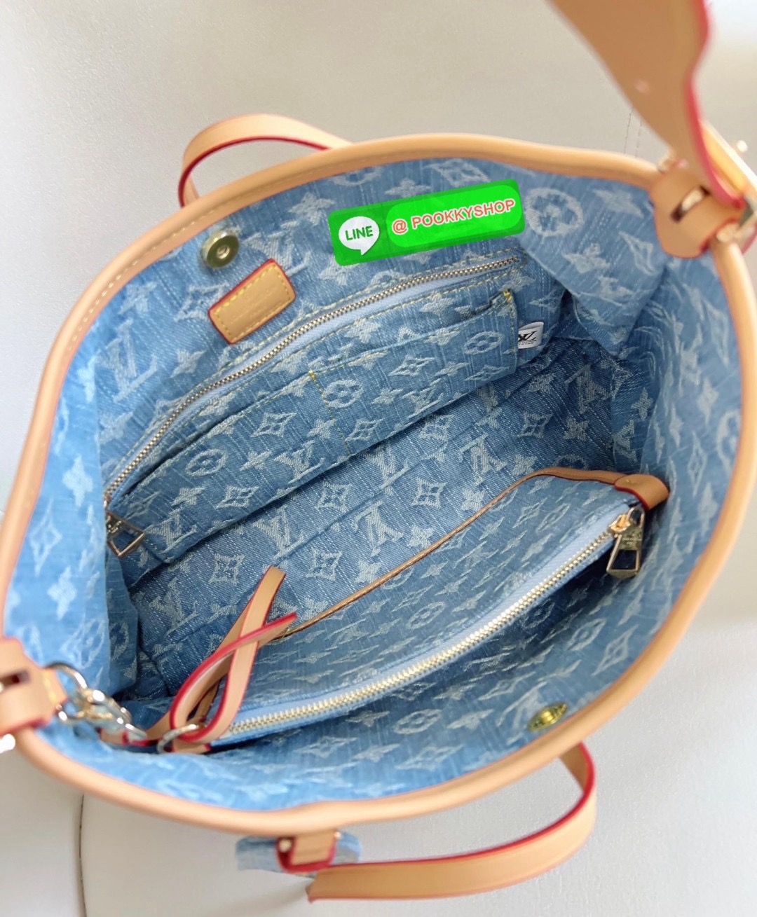 NEW ARRIVAL! ไม่ต้องตามหาแล้วจ้าา มีมาพร้อมส่งแล้ว ใหม่ล่าสุด LOUIS VUITTON CARRYALL PM DENIM BAG ((vip gift duty free ตปท)) 🔖พร้อมส่ง! สีใหม่คือสวยมากๆ วัสดุเดนิม((ยีนส์)) อย่างดี ทอลายแบรนด์นูนทั้งใบ ตัดขอบหนังแท้ค่ะ