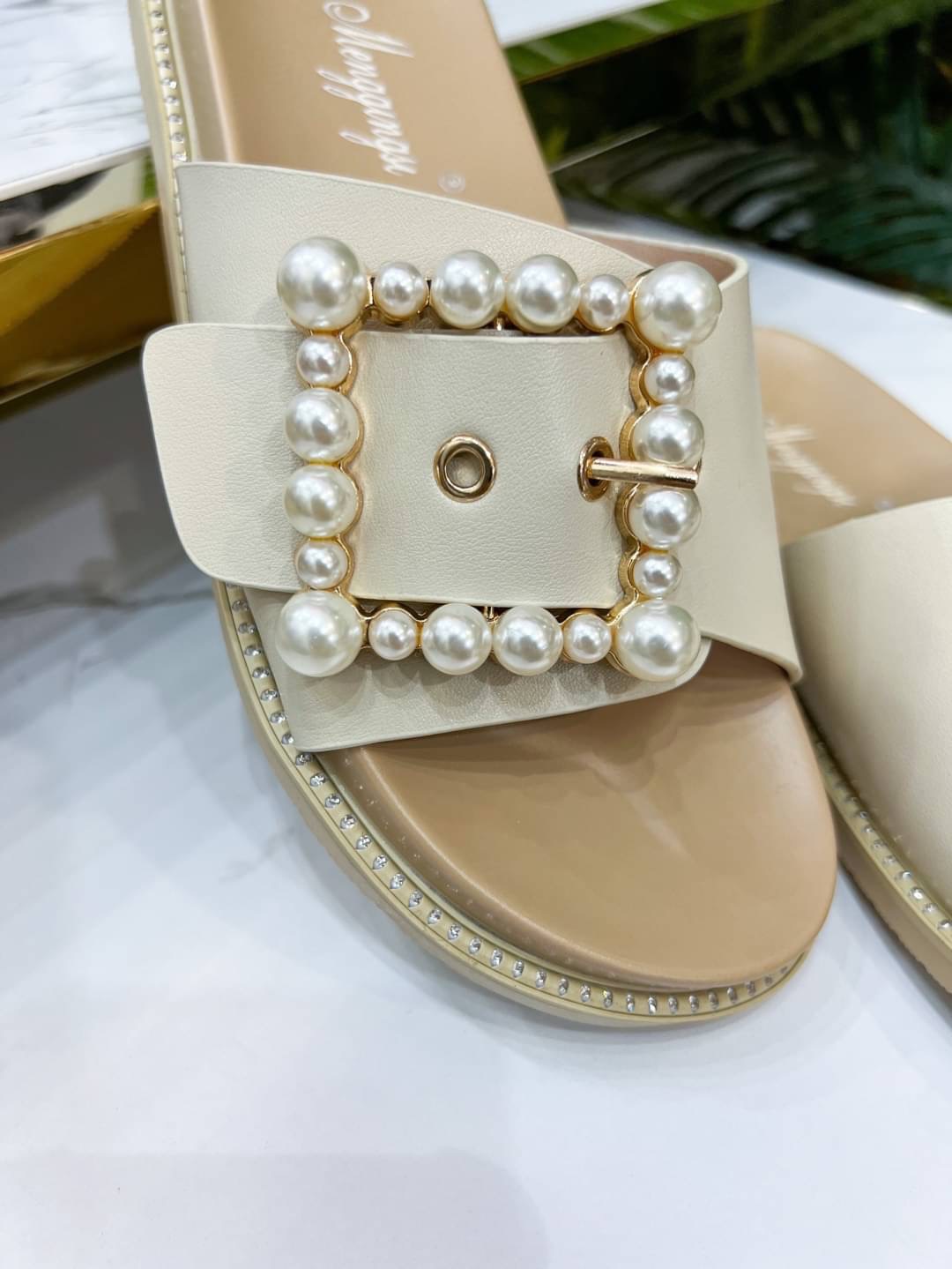 รองเท้าแตะรุ่นนี้บอกเลยว่าสวยมาก ด้านหน้ามีมุกประดับเป็นทรงสีเหลี่ยม ด้านข้างของรองเท้ายังมีเพรชเล็กๆติดรอบรองเท้าคือเริ่ดมาก เป็นรองเท้าแตะที่ไม่เหมือนใครมีดีเทล คู่นี้พลาดไม่ได้เลยนะคะ