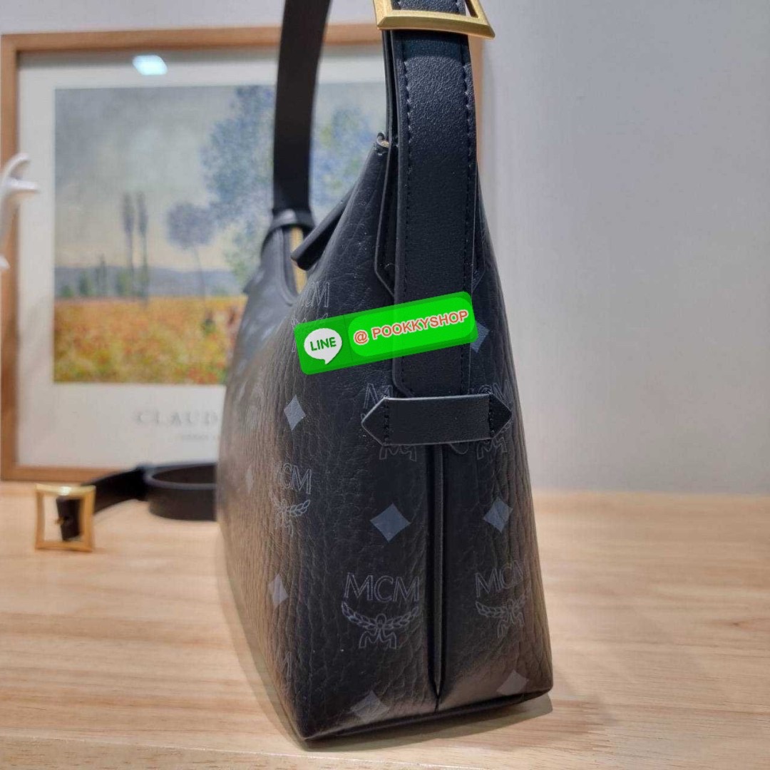 MCM AREN HOBO IN VISETOS 🔆 Details ฮอตฉ่ำมาก! กับกระเป๋าสะพายทรงโฮโบ ทรงสวยมาก ขนาดกำลังดี จุของได้เยอะ ใช้งานสะดวกด้วยการรูดซิป พิเศษแถมพวงหนังและชุดกุญแจล็อคมาให้ด้วย ถอดออกได้ นำไปใช้กับกระเป๋าใบอื่นได้ด้วย ภายในโล่งกว้าง ใส่ของสำคัญได้อย่างครบ