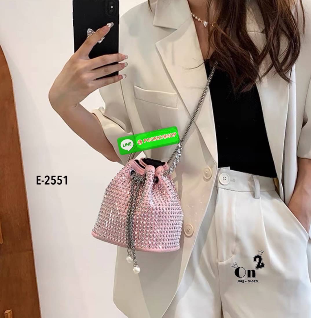 New arrivals 👜👜กระเป๋าแฟชั่นมาใหม่ ทรงขนมจีบ เปิดปิดแบบหูรูด วิ้งๆ น่าใช้มากค่ะสายสะพายโซ่แบบ Cross body จับจองกันเลยคร่าสาวๆไม่มีไม่ได้แล้ว สวยทุกสีคร่า