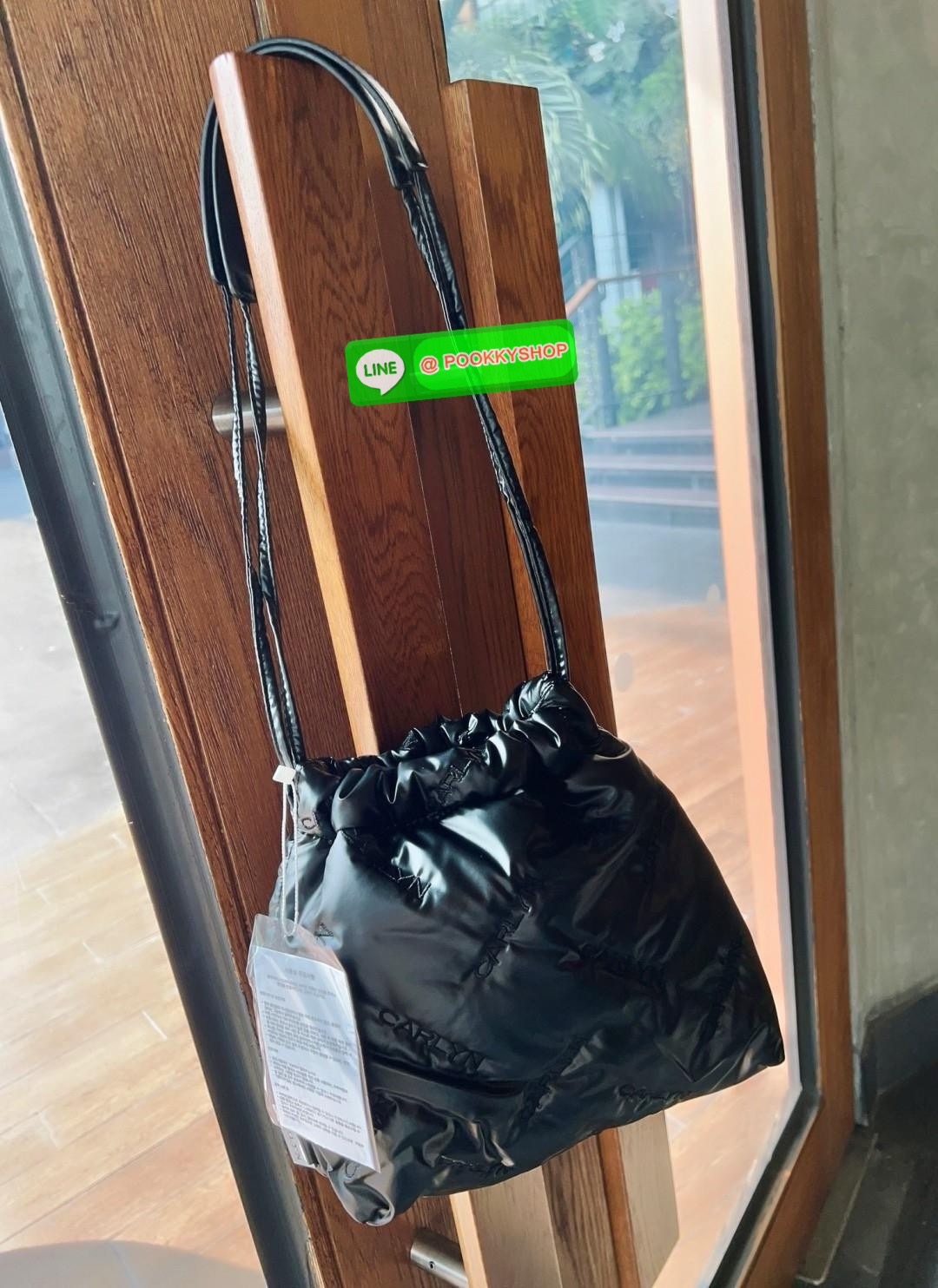 CARLYN TWEE MINI BAG #ไม่มินิตามชื่อจ้าา😘 💌พร้อมส่ง!สวยฉ่ำๆทุกสี ไม่มีไม่ได้แล้วจ้าา📌 ✔️กระเป๋าวัสดุไนล่อนอย่างดี นิ่มฟู ปักลายแบรนด์อันเป็นสัญลักษณ์ของรุ่นทั้งใบสวยงามค่ะ