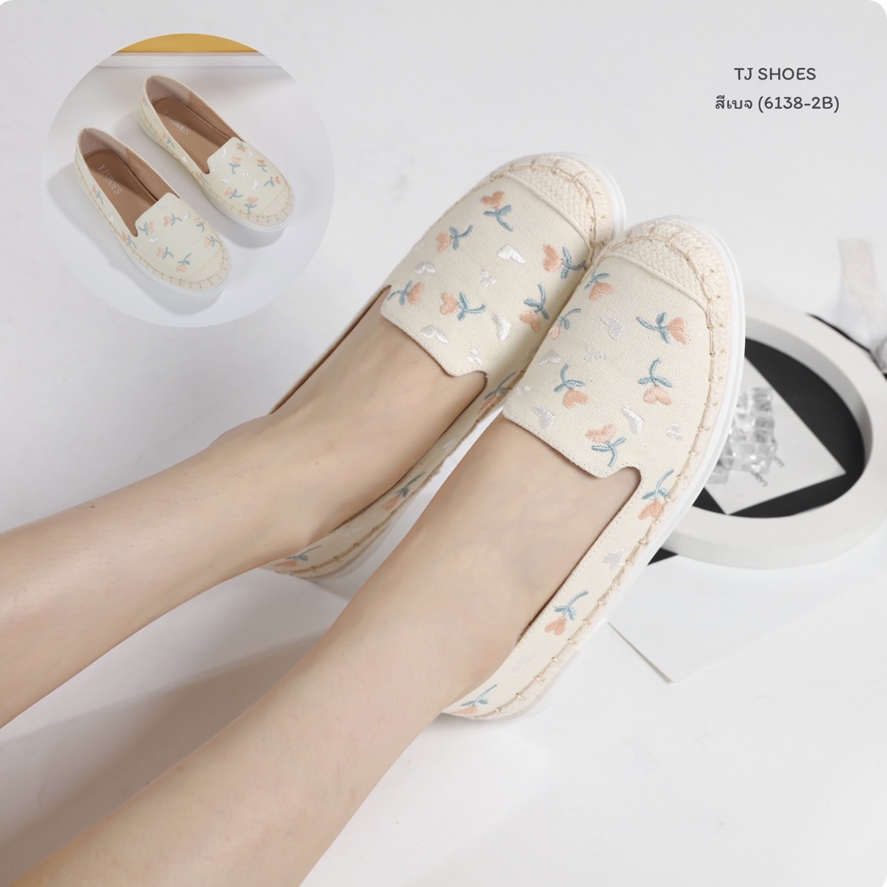 พร้อมส่งแบบใหม่มาแรง รุ่นนี้เป็นงานสั่งทำพิเศษ คุณภาพดีมากๆ - ผ้ารุ่นนี้นิ่ม นิ่มมากนิ่มสุดๆ - พื้นบุนวมนิ่มใส่นุ่มสบายมาก น้ำหนักเบา - ใส่นุ่มเดินทั้งวันได้สบายมากๆ - สวยใส่ง่าย แมทได้กับทุกชุด ใส่ได้ตลอดไม่ตกเทรนด์ - ส้นเกรดพรีเมี่ยมกันลื่นอย่างดี