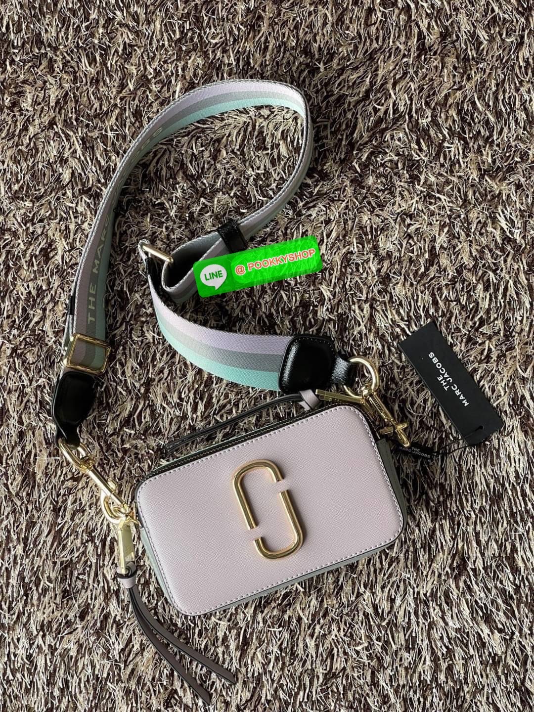 💕 Marc Jacobs Snapshot Bag กระเป๋าแบรนด์ดังจากสัญชาติอเมริกัน นับได้ว่ารุ่นนี้เป็นรุ่นทรงฮิตของ marc jacobs เลยทีเดียว โดยด้านหน้ากระเป๋าจะเป็นโลโก้แบบโลหะที่เป็นสัญลักษณ์ของแบรนด์นี้ มาพร้อมสายสะพายที่จะสะพายยังไงก็ดูโดดเด่น เพราะขนาดใหญ่ที่สกรีน